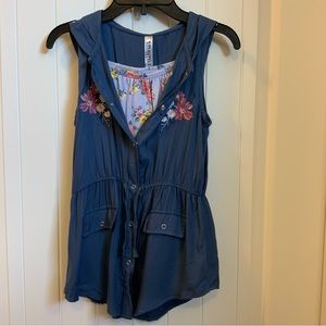 Beauties Girls 2 piece shirt and hooded vest, embroidered flowers, small